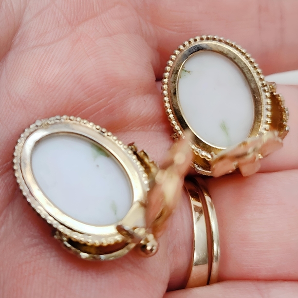 Vintage Whiting & Davis Floral Painted Porcelain Cameo Clip on Earrings - Picture 5 of 14